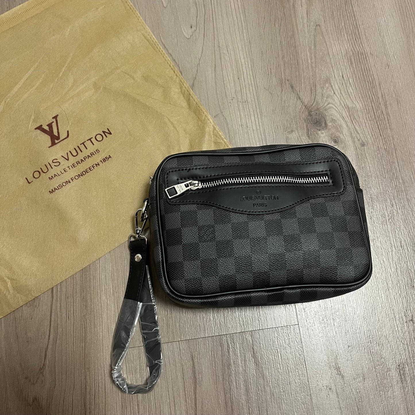 BOLSO MANO LV CUADRADOS BLACK