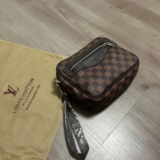 BOLSO MANO LV CUADRADOS MARRON