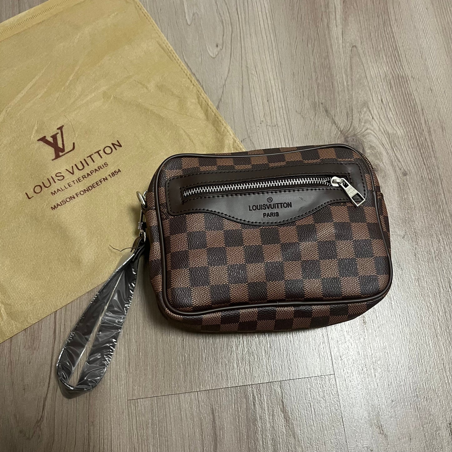 BOLSO MANO LV CUADRADOS MARRON